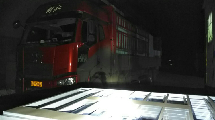122米红白色10kg方管基坑800套发货北京