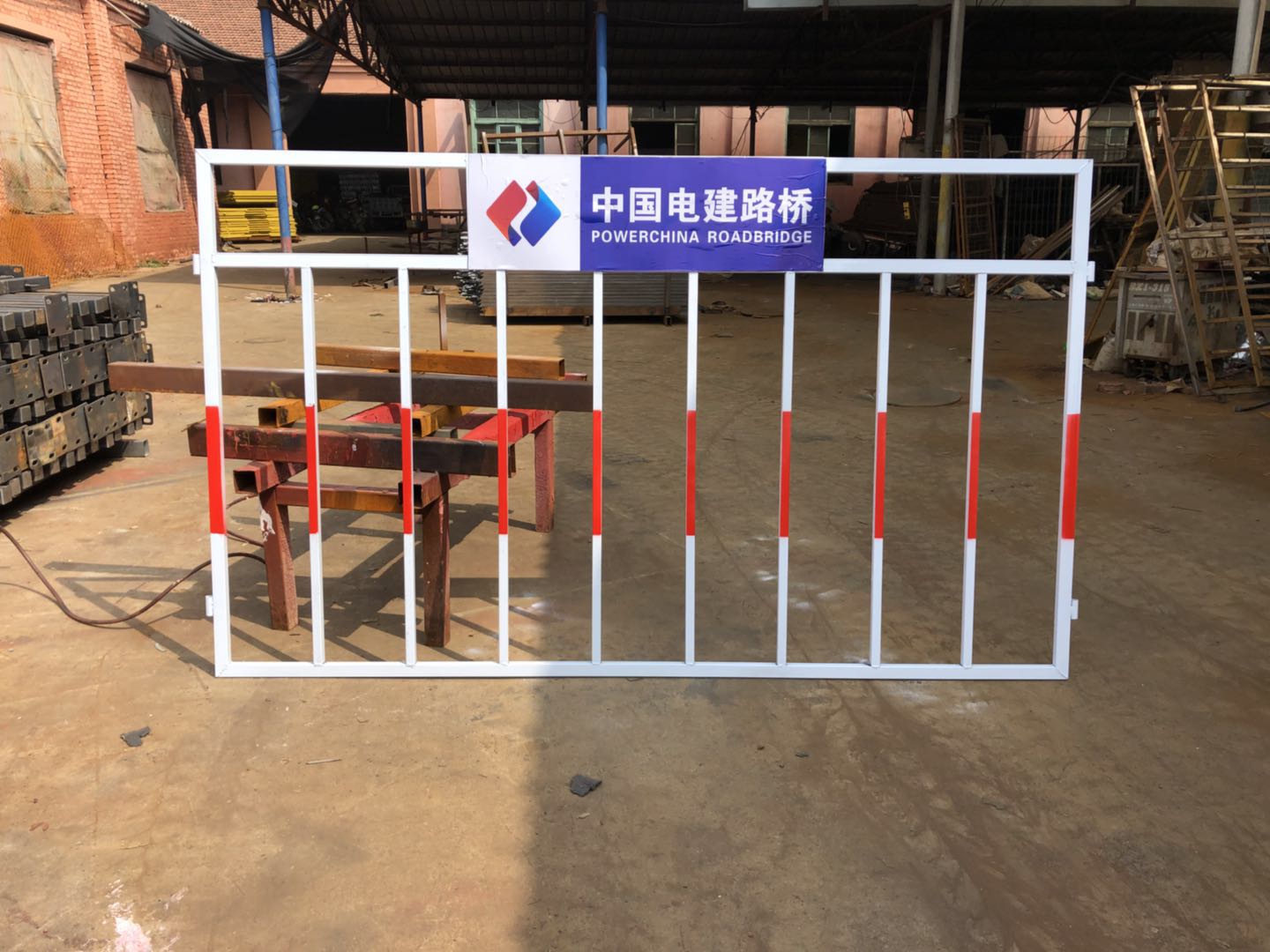 中国电建路桥施工安全基坑围栏